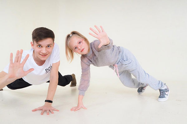 Ученица с ДЦП Смирнова Ульяна занимается в студии танцев Контраст