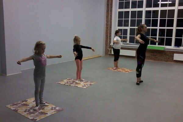 Гимнастика в детской студии танца CONTRAST