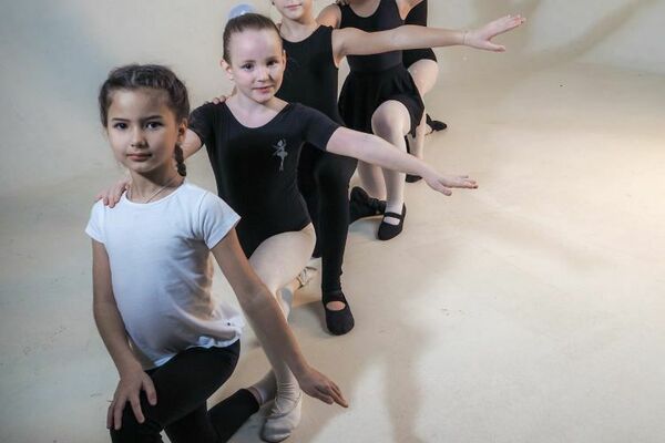Фото с ежегодной фотосессия 2020 учеников студии танцев для детей и  взрослых Контраст